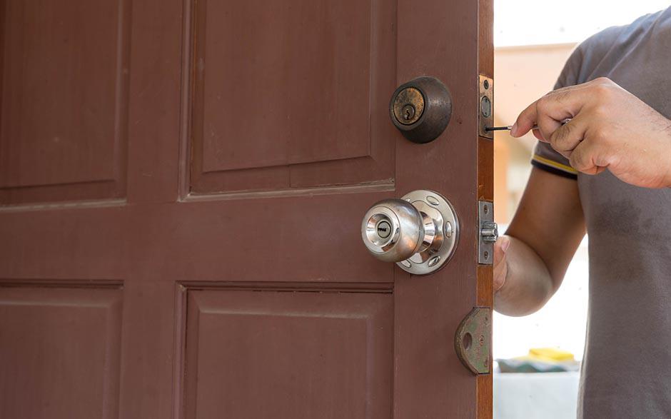 changer serrure porte Bouc-Bel-Air